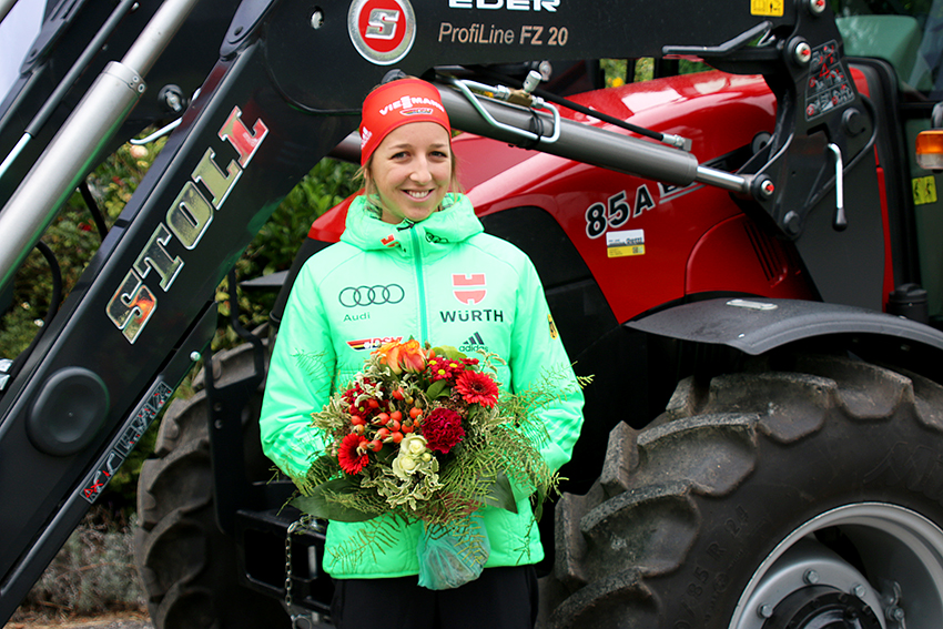 Bild von Franziska Preuß vor einem roten Case Traktor