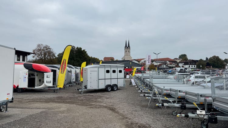 Blick auf die Anhänger von Böckmann und Humbaur bei der EDER Kirchweih Ausstellung in Tuntenhausen 2026
