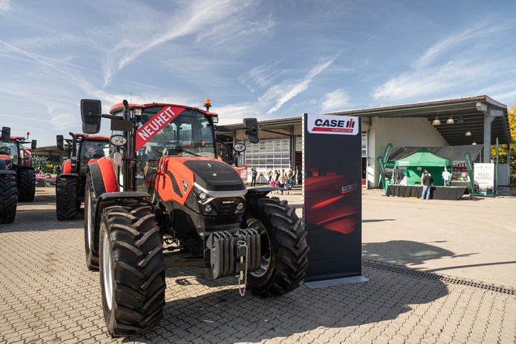 Neuheit CASE Farmall in rot Kirchweihausstellung