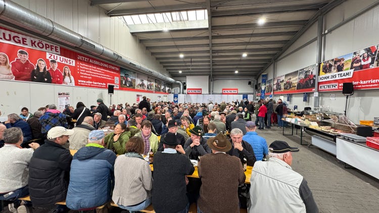 Viele Leute warten auf den Auftritt von Hubert Aiwanger bei der EDER Kirchweih Ausstellung in Tuntenhausen 2026