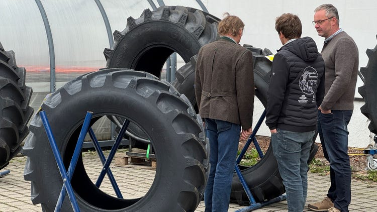 Beratung bei den großen Reifen bei der EDER Kirchweih Ausstellung in Tuntenhausen 2026