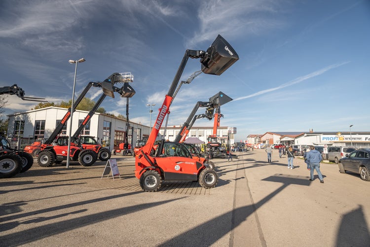 Bild vom Stapler Stand Kirchweihausstellung mit roten Manitou Teleskopstaplern