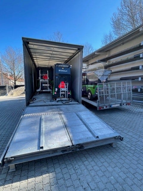 Egholm Kommunalmaschine wird in einen Lkw verladen