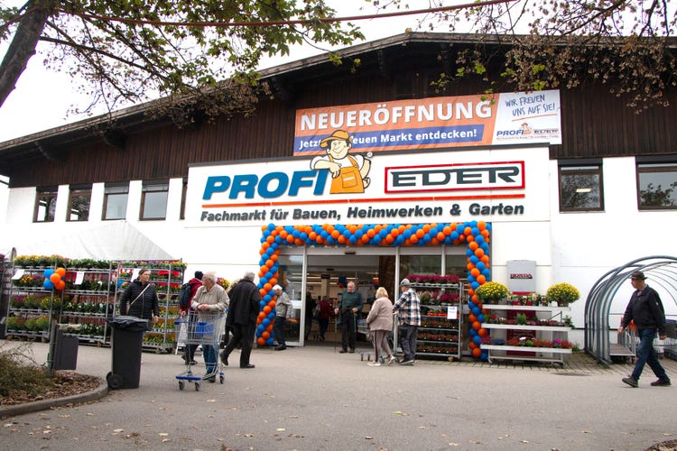 Eingangsbereich des EDER Profi-Baumarkts bei der EDER Kirchweih Ausstellung in Tuntenhausen 2026