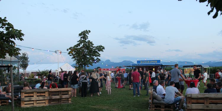 Bild Mitarbeiter Sommerfest mit Berghintergrund