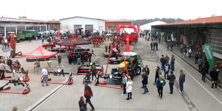 Drohnenbild mit Blick auf die Landtechnik Geräte bei der EDER Kirchweih Ausstellung in Tuntenhausen 2026