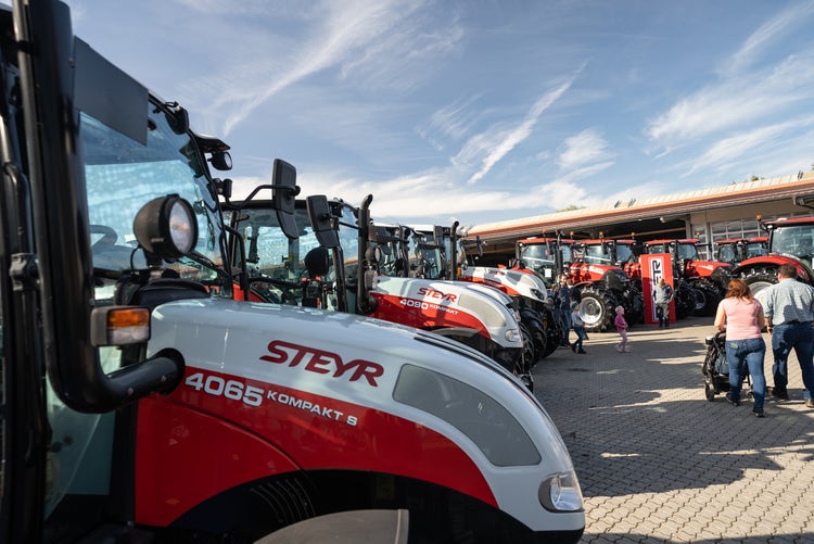 Bild Landtechnik Stand EDER Kirchweihausstellun mit Styer und Case Traktoren im rot und weiß
