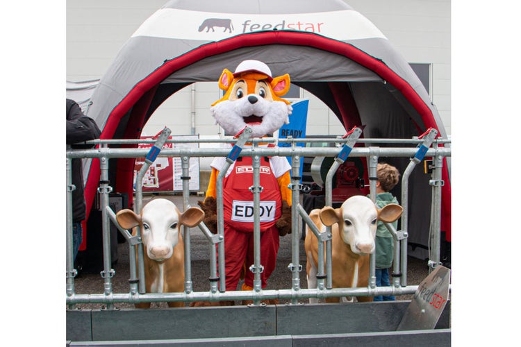 Eddy bei den Kälbern bei der EDER Kirchweih Ausstellung in Tuntenhausen 2026