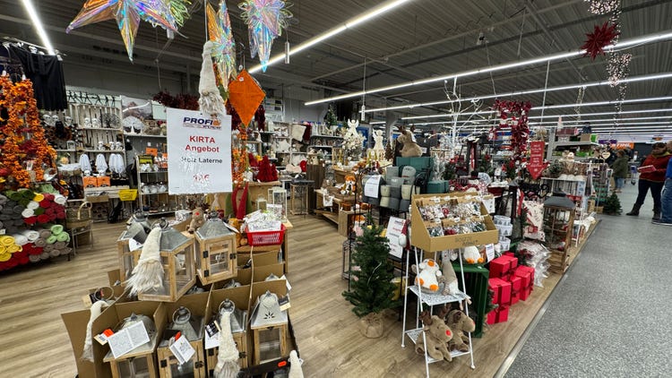 Dekoabteilung bei EDER Profi-Baumarkt bei der EDER Kirchweih Ausstellung in Tuntenhausen 2026