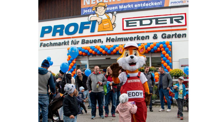 Eddy Fuchs begrüsst die Besucher vor dem EDER Profi-Baumarkt bei der EDER Kirchweih Ausstellung in Tuntenhausen 2026
