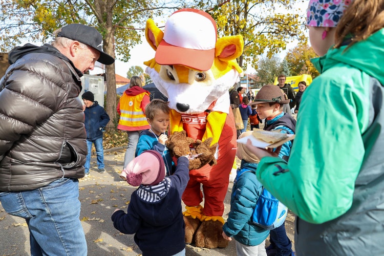 Kinder bekommen Lutscher von EDDY Fuchs auf der Kirchweihausstellung 2025 in Tuntenhausens