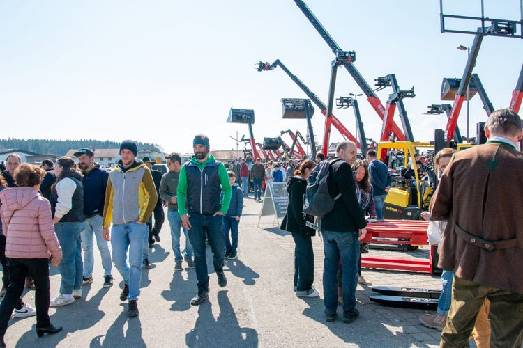 viele Besucher schlendern über die Josefi-Ausstellung 2026 in Tuntenhausen