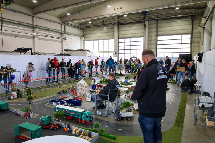 Minitruckfreunde zeigen ihr Können bei der Kirchweihausstellung 2025 in Tuntenhausen.
