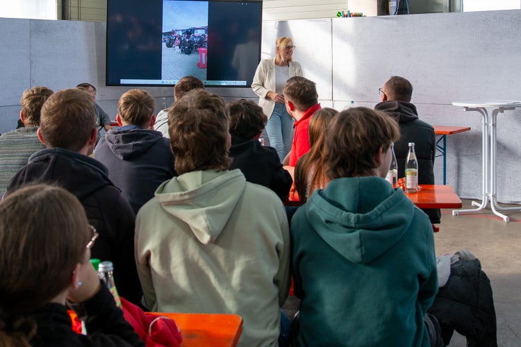 Auszubildende hören einem Vortrag zu am Azubitag