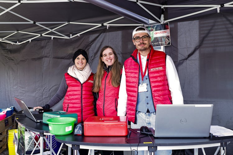 EDER Mitarbeiter am Verkaufsstand bei der Kirchweihausstellung 2025 in Tuntenhausen.
