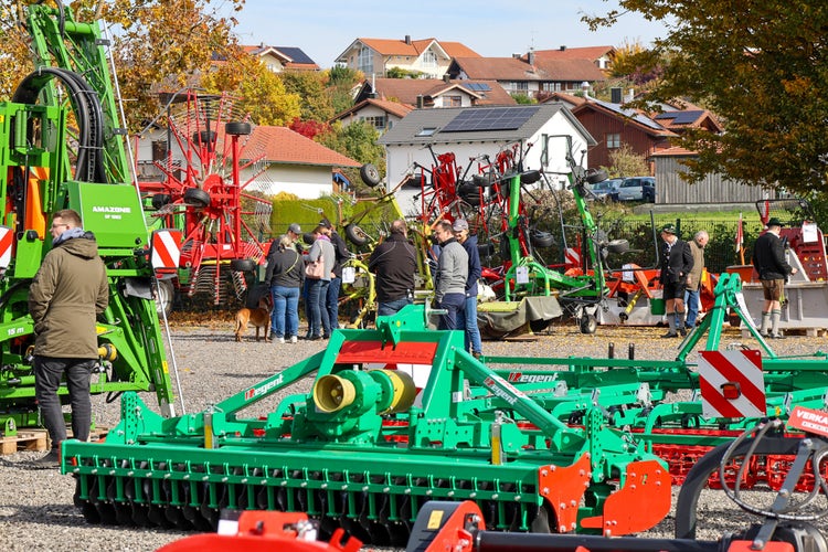 Besucher informieren sich über Anbaugeräte bei der Kirchweihausstellung 2025 in Tuntenhausen.