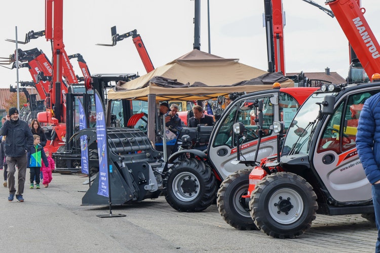 Manitou Fahrzeuge mit hochgefahrenen Auslegern bei der Kirchweihausstellung 2025 in Tuntenhausen