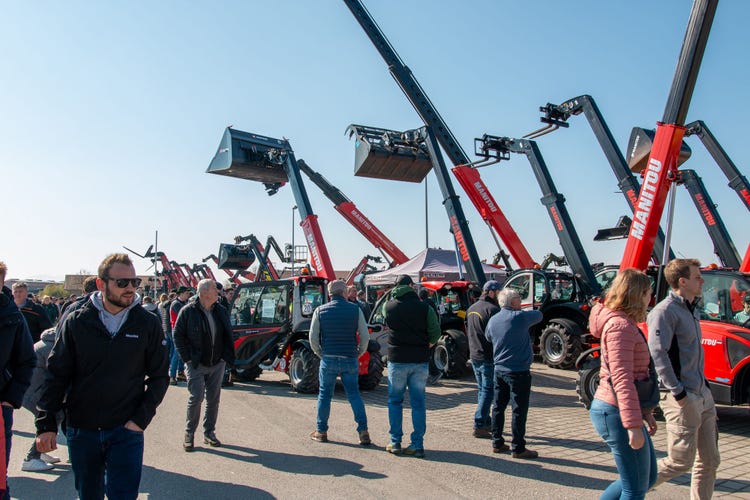 Besucher informieren sich bei Manitou bei der Josefi-Ausstellung 2026 in Tuntenhausen