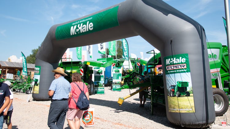 aufblassbarer Torbogen am MChale Stand auf der Karpfhammer Messe