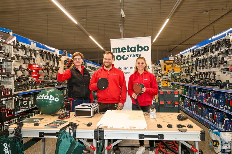 Mitarbeiter des EDER Profi-Baumarkts am Metabo-Stand bei der Kirchweihausstellung 2025 in Tuntenhausen.
