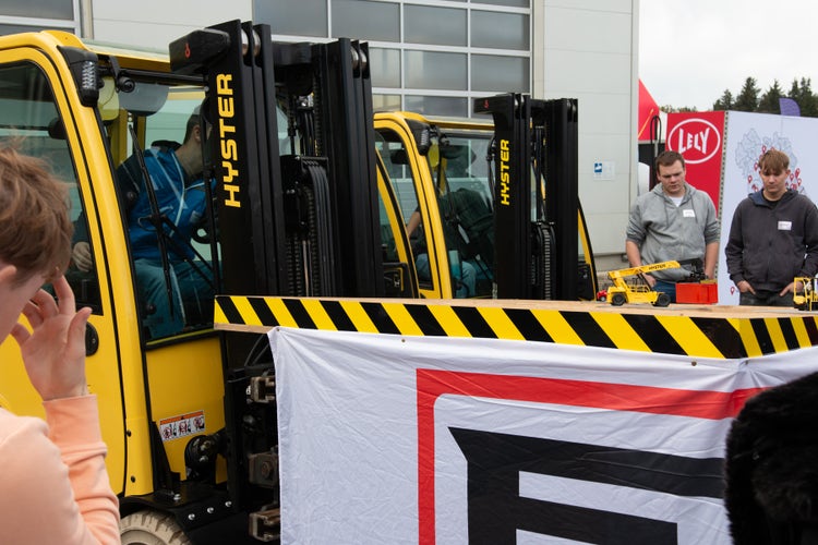 Stapler Spiel am Azubitag mit Holzlabyrinth auf einem Gabelstapler befestigt