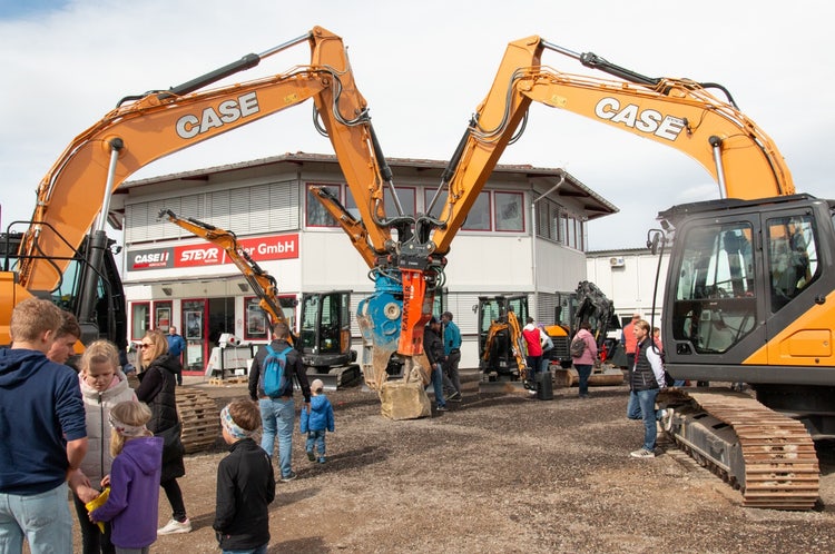 2 Kettenbagger von Case bei der Josefi-Ausstellung 2025 in Tuntenhausen