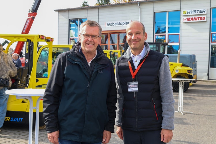 Bürgermeister Georg Weigl und Gregor Ries von EDER auf der Kirchweihausstellung 2025 in Tuntenhausen