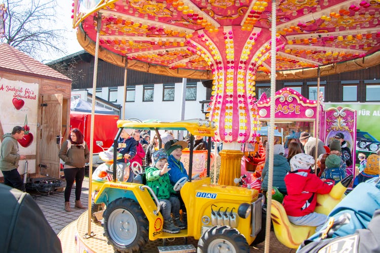 Kinderspaß im Karussell bei der Josefi-Ausstellung 2026 in Tuntenhausen