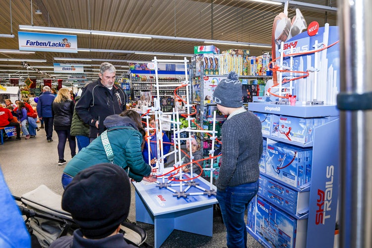 Gäste spielen im EDER Profi-Baumarkt Sky Trails bei der Kirchweihausstellung 2025 in Tuntenhausen.