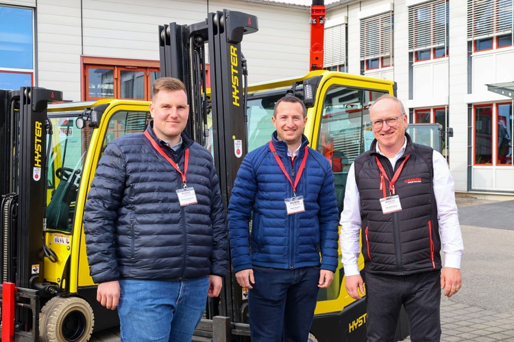 Das Team von EDER Stapler vor 2 Hyster Staplern