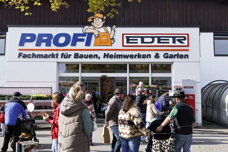 Blick auf den Eingang des EDER Profi-Baumarkts bei der Kirchweihausstellung 2025 in Tuntenhausen.