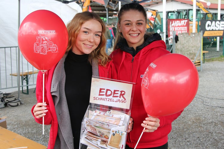 Corinna und Julia unsere Schnitzeljäger bei der Josefi-Ausstellung 2025 in Tuntenhausen