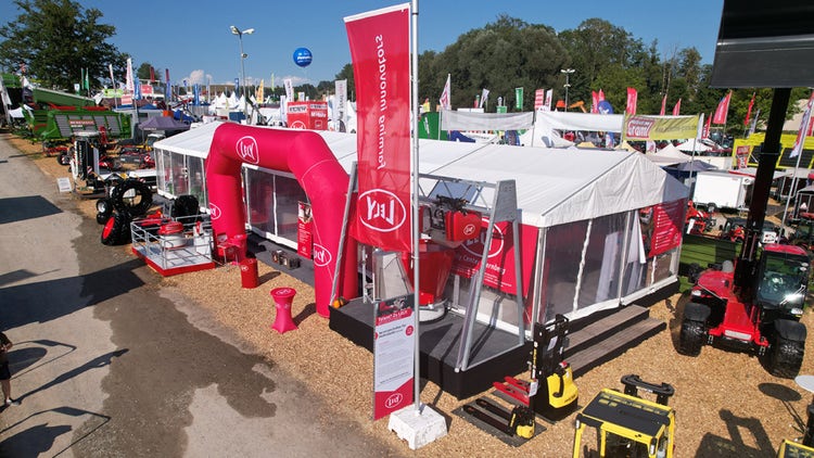 Lely Stand auf der Karpfhammer Messe mit aufgebautem Zelt