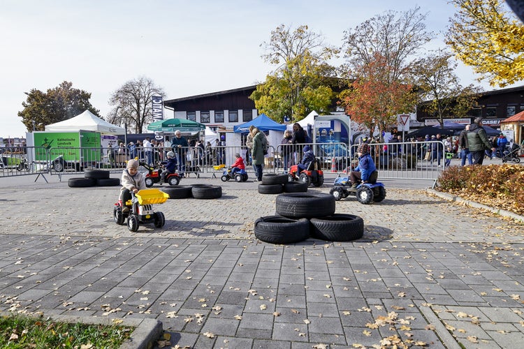 Kinder haben beim Gokart Parkur Spass bei der Kirchweihausstellung 2025 in Tuntenhausen.