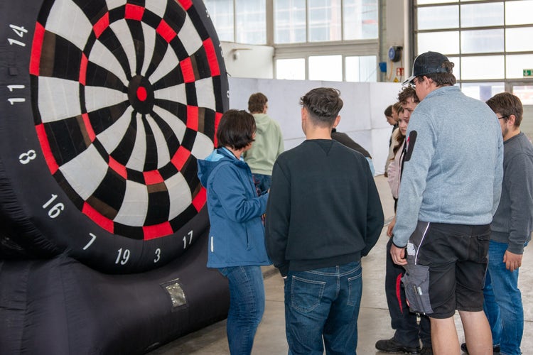 Großen Dart werfen als Team Spiel