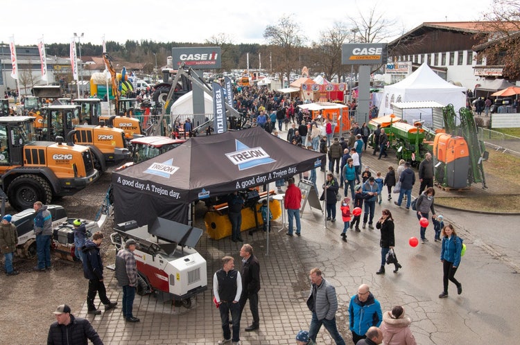 viele Besucher bei der Josefi-Ausstellung 2025 in Tuntenhausen