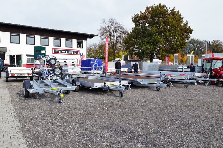 Blick auf die Anhänger von Humbaur bei der Kirchweihausstellung 2025 in Tuntenhausen.