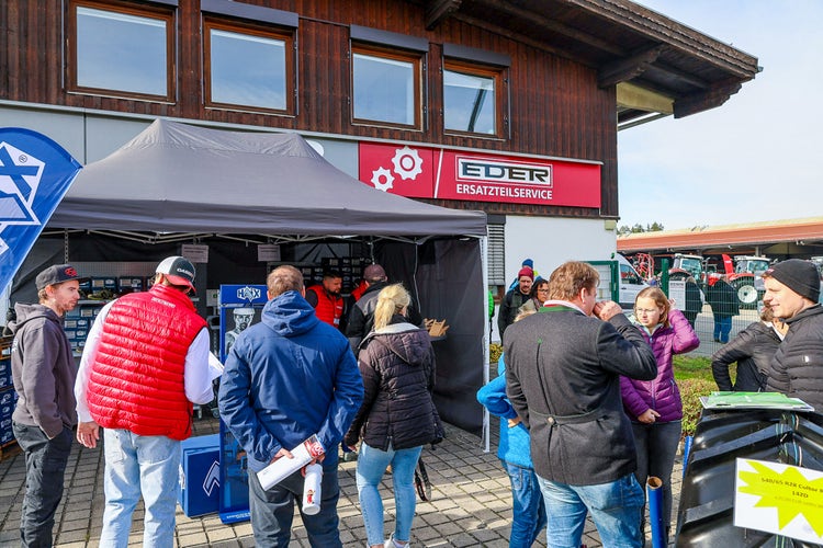 Großer Andrang beim EDER Ersatzteilservice bei der Kirchweihausstellung 2025 in Tuntenhausen.