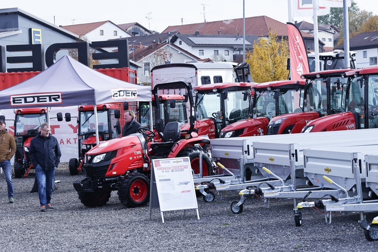 Blick auf den Messestand von EDER Tym und EDER Anhängercenter mit Tym Traktoren und Anhänger von Humbaur.