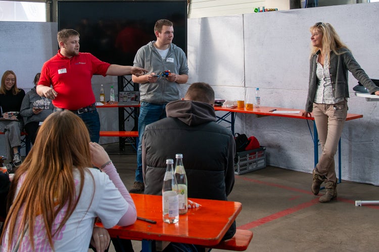 Vortrag von zwei Auszubildenen am EDER Azubi Tag