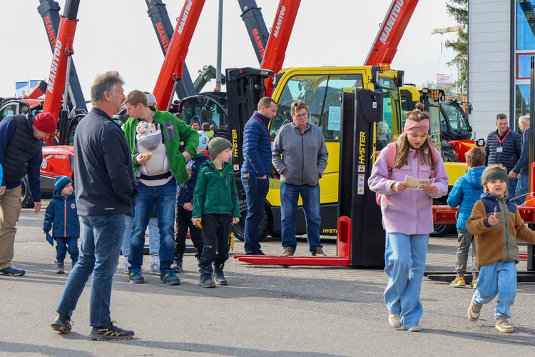 Leute informieren sich über Hyster und Manitou bei der Kirchweihausstellung 2025 in Tuntenhausen.