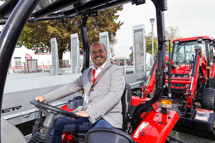 Mann sitzt auf Tym Traktor bei der Kirchweihausstellung 2025 in Tuntenhausen.
