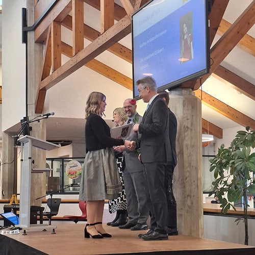 Anna Oeckl bekommt auf der Bühne ihren Staatspreis übergeben
