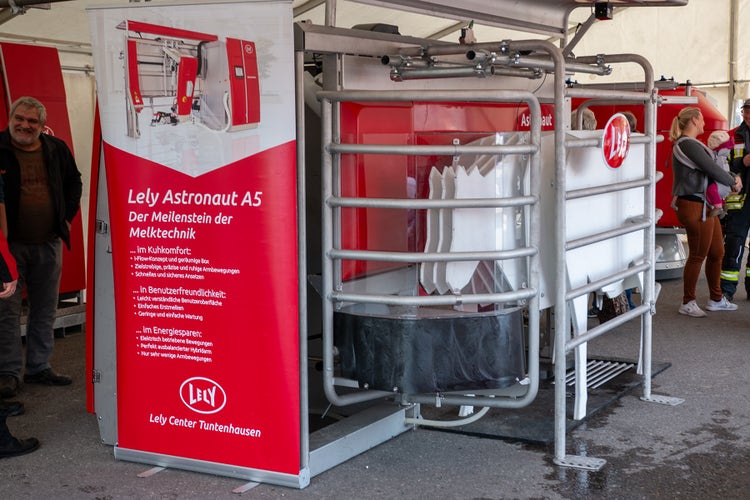 Blick auf den Lely Astronaut A5, dem Meilenstein in der Melktechnik auf der Kirchweihausstellung 2025 in Tuntenhausen