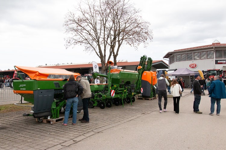 Interessierte Besucher bei der Josefi-Ausstellung 2025 in Tuntenhausen