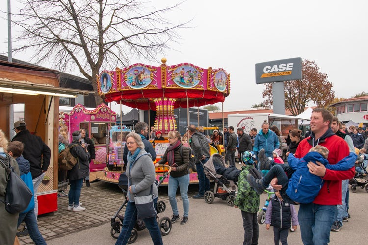 Karusell mit Menschen im Vordergrund