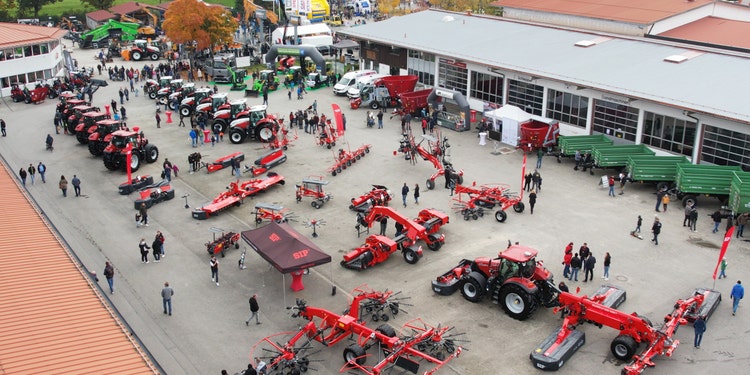 Drohnenaufnahme der Ausstellungsfläche von EDER Landtechnik mit vielen Schleppern, Anhängern und Mähwerken