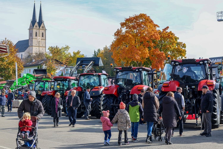 Blick auf Case Schlepper bei der Kirchweihausstellung 2025 in Tuntenhausen.