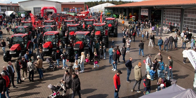 Viele Leute bei den Case Traktoren bei der Josefi-Ausstellung 2025 in Tuntenhausen