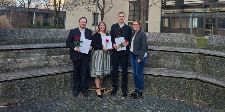 Foto mit den drei Staatspreisträgern Anna Oeckl, Martin Mayer, Felix Lechner und Frau Obermaier Maria